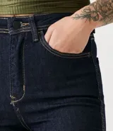 Pantalón de jean skinny azul oscuro, marca Blue Steel, confeccionado en algodón, poliéster y elastano.