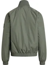 Campera bomber verde militar de poliéster reciclado, con cuello alto, puños y bajo elásticos. Cierre de cremallera, bolsillos ribeteados en la cintura y forro ligeramente acolchado. Logo de Calvin Klein en el pecho y la manga.
