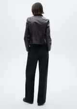 Pantalón negro de tejido fluido con caña ancha, diseño drapeado, goma elástica en la cintura y corte recto.