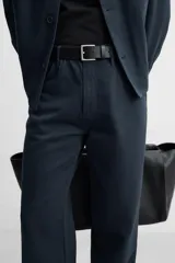 Pantalón azul marino de corte recto, confeccionado en tejido de algodón y lyocell. Cuenta con bolsillos delanteros y traseros.