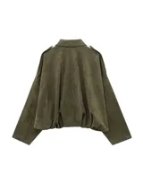 Campera bomber marrón de efecto ante, con cuello clásico, cierre frontal con cremallera y mangas largas.
