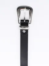Cinto negro de cuero sintético con hebilla metálica plateada y apliques metálicos en forma de rombo.