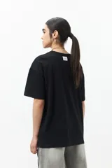 Remera oversized de algodón blanca, con cordones laterales y manga corta.