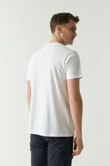 Remera blanca de algodón con estampado de limones y peras en tonos azules. Corte recto, manga corta y cuello redondo.