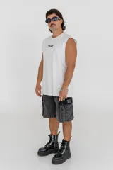Musculosa blanca con estampa en la espalda con la frase "Protect Your Peace" y una mano haciendo el signo de la paz.