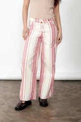 Pantalón wide leg de lino y algodón a rayas verticales rosas y crudas, con tiro medio y cartera cruzada con botones carey.