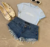 Short de jean de tiro bajo, con ruedo desflecado.