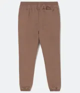Pantalón jogger color marrón claro, con cintura elástica, cordón de ajuste y bolsillos laterales.