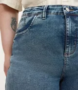 Short de jean azul oscuro, tiro alto, con bajo doblado y trabillas en la cintura.