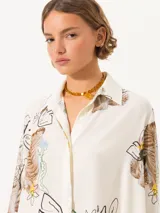 Camisa de manga larga color crema con estampado de tigres y flores.