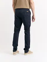 Pantalón de vestir color marrón claro, de corte recto y tiro medio.