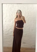 Pollera midi marrón de seda, con cintura elástica.