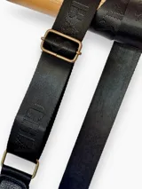 Correa de cinta negra con detalles de cuero y herrajes en niquel u oro viejo, ajuste máximo de 1.25 cm.