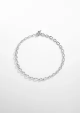 Collar plateado de eslabones con cierre metálico tipo toggle.
