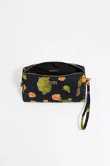 Neceser de nylon negro con estampado de cactus y flores naranjas. Tiene asa de mano desmontable, cierre con cremallera, bolsillo interior y logo metálico de Bimba y Lola.