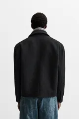 Sobrecamisa de tweed multicolor con cuello solapa, cierre frontal con cremallera, bolsillos laterales y puños abotonados.