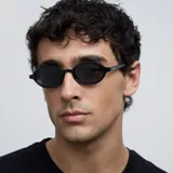 Gafas de sol unisex con montura ovalada negra y lentes polarizadas negras.