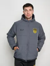 Campera de abrigo corta negra con capucha y costuras en contraste color amarillo. Estampado del escudo del Club Atlético Peñarol en el pecho y en la espalda.