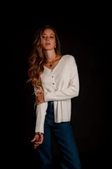 Blusa de morley elastizado color beige, de calce ajustado y mangas largas.
