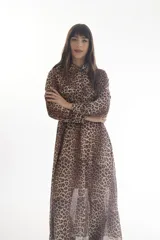 Vestido midi camisero de gasa con estampado animal print de leopardo, cuello camisero, manga larga con puños abotonados, cierre frontal con botones y forro interior en la falda.