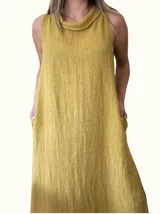 Vestido largo celeste de lino, corte recto y cuello buche.