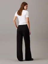 Pantalón negro de pierna ancha con cintura elástica con el logo de Calvin Klein.