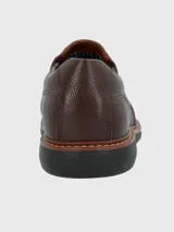 Zapato slip-on de cuero color marrón con suela de goma EVA.
