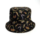 Gorro tipo bucket negro con estampado colorido y diseño artístico.