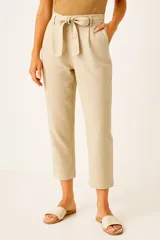 Pantalón color beige de algodón, corte recto y tiro medio, con lazo en la cintura.