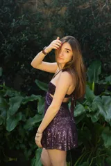 Minivestido verde esmeralda con breteles finos, escote corazón con argolla y cut-outs en el busto.