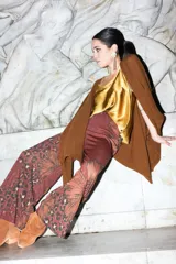 Pantalón de mujer de corte palazzo, color marrón con estampado de flores anaranjadas y lurex.