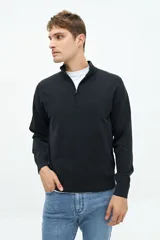 Buzo de punto color gris claro con medio cierre, cuello alto y logo bordado.