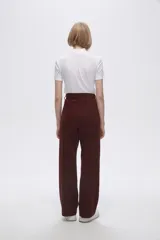 Remera blanca de viscosa con cuello alto y manga corta.