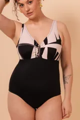 Malla entera de lycra negra con estampado abstracto en blanco y detalle de aplique metálico en el escote.