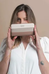 Billetera rectangular con cierre de cremallera, confeccionada en símil cuero con franjas horizontales en tonos blanco, gris y negro.