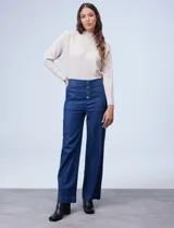 Pantalón de tencel azul con pretina ancha elastizada y botones simulados, con bolsillos frontales inclinados.
