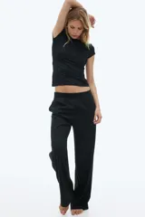 Remera negra entallada de punto suave con cuello redondo fino ribeteado.