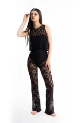 Pantalón de encaje negro, de tiro alto y corte recto con ligero ensanchamiento en el bajo.