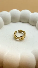 Anillo dorado con eslabones tipo "piggy nose", de acero inoxidable y tamaño ajustable.