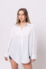 Camisa marrón de lino, corte oversize, con cuello clásico y mangas largas.