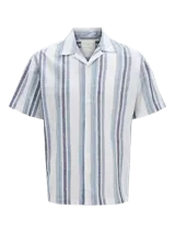 Camisa de manga corta a rayas verticales azules y blancas, con cuello resort y corte holgado.