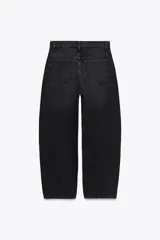 Pantalón de jean celeste de corte amplio, con tiro medio, cinco bolsillos y costuras torcidas.