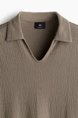 Remera marrón de punto texturizado de mezcla de algodón con cuello y miniabertura en V. Corte estándar.