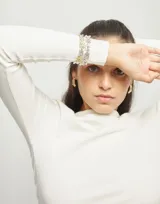 Pulsera de aleación de metales bañada en plata de ley con eslabones rectangulares.