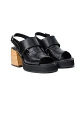 Sandalias de cuero color marrón con plataforma de madera, punta descubierta y tira trasera con hebilla.