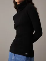 Sweater negro de canalé con cuello alto y corte slim fit.