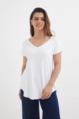 Remera verde agua con escote en V y mangas cortas.