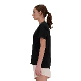 Camiseta negra de dama, marca New Balance, de corte clásico y mangas cortas. Presenta el logo de la marca bordado en el pecho.