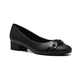 Zapato de cuero negro con taco bajo y detalle de hebilla metálica.