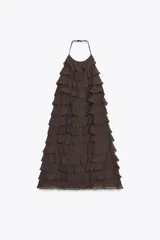 Vestido corto marrón con cuello halter y falda con volantes.